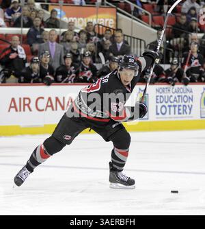 25 ottobre 2011 - Raleigh, North Carolina, USA - Jeff Skinner dei Carolina Hurricanes (53) scatta un colpo durante il primo periodo di una partita della NHL contro gli Ottawa Senators al RBC Center di Raleigh North Carolina, martedì 25 ottobre 2011. (Immagine di credito: © Chris Seward/Raleigh News & Observer/MCT/ZUMAPRESS.com) Foto Stock
