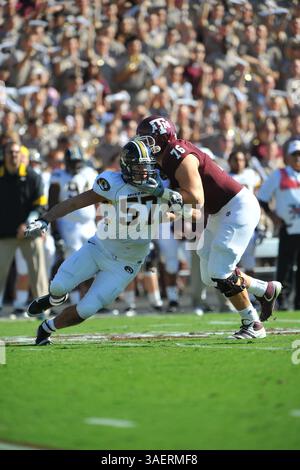 29 ottobre 2011: Brad Madison, defensive lineman dei Missouri Tigers n. 57 in azione con Quinn Brown, offensive linesman dei Missouri Tigers n. 76 durante la partita tra gli University of Missouri Tigers e i Texas A&M University Aggies al Kyle Field di College Station, Texas. I Tigers vincono contro gli Aggies, 38-31.(immagine di credito: © Patrick Green/Cal Sport Media/ZUMAPRESS.com) Foto Stock