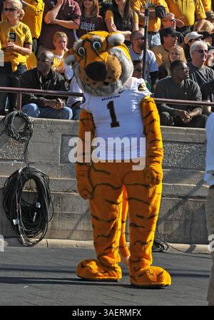 29 ottobre 2011: I Missouri Tigers si scambiano Truman durante la partita tra gli University of Missouri Tigers e gli Aggies della Texas A&M University presso Kyle Field a College Station, Texas. I Tigers vincono contro gli Aggies, 38-31.(immagine di credito: © Patrick Green/Cal Sport Media/ZUMAPRESS.com) Foto Stock