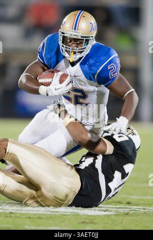 3 novembre 2011: Il running back Tulsa Trey Watts (22) viene placcato dal cornerback della Florida centrale Josh Robinson (20) durante la partita di football NCAA del primo tempo tra Tulsa Golden Hurricane e i Central Florida Knights al Bright House Networks Stadium di Orlando, Florida. (Immagine di credito: © Romeo Guzman/Cal Sport Media/ZUMAPRESS.com) Foto Stock