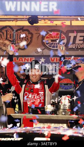 6 novembre 2011 - Fort Worth, Texas, USA - Tony Stewart vince la AAA Texas 500 al Texas Motor Speedway, domenica 6 novembre 2011 a Fort Worth, Texas. (Immagine di credito: © Sharon Ellman/Fort Worth Star-Telegram/MCT/ZUMAPRESS.com) Foto Stock