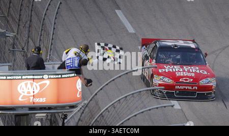 6 novembre 2011 - Fort Worth, Texas, USA - Tony Stewart vince la AAA Texas 500 al Texas Motor Speedway, domenica 6 novembre 2011 a Fort Worth, Texas. (Immagine di credito: © Rodger Mallison/Fort Worth Star-Telegram/MCT/ZUMAPRESS.com) Foto Stock