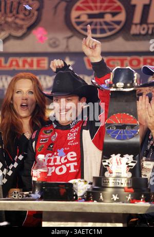 6 novembre 2011 - Fort Worth, Texas, USA - Tony Stewart vince la AAA Texas 500 al Texas Motor Speedway, domenica 6 novembre 2011 a Fort Worth, Texas. (Immagine di credito: © Sharon Ellman/Fort Worth Star-Telegram/MCT/ZUMAPRESS.com) Foto Stock