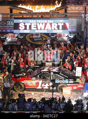 6 novembre 2011 - Fort Worth, Texas, Stati Uniti - Tony Stewart celebra la vittoria della AAA Texas 500 al Texas Motor Speedway, domenica 6 novembre 2011 a Fort Worth, Texas. (Immagine di credito: © Rodger Mallison/Fort Worth Star-Telegram/MCT/ZUMAPRESS.com) Foto Stock