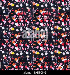 Motivo astratto in stile coriandoli su uno sfondo scuro, caratterizzato da un vibrante mix di forme geometriche in rosso, rosa, arancione e bianco per un vivace e festi Foto Stock