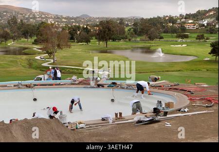 18 novembre 2011 - Carlsbad - 18 novembre 2011, Carlsbad, California, USA |sono in corso lavori per la nuova piscina per adulti che si affaccia sul campo da golf del la Costa Resort, con campo da golf recentemente ristrutturato. Nella parte centrale della foto c'è il diciottesimo. fairway con i suoi nuovi laghi su entrambi i lati.| credito fotografico: CHARLIE NEUMAN/San Diego Union-Tribune/ZUMA Press. (Immagine di credito: © The San Diego Union-Tribune/ZUMAPRESS.com) Foto Stock