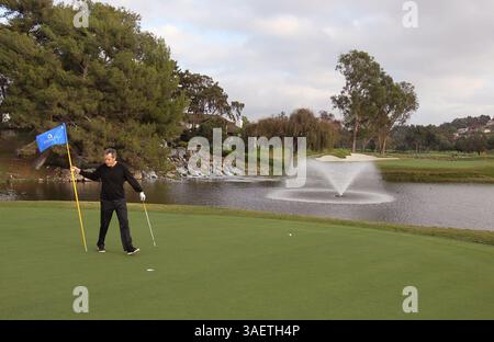 18 novembre 2011 - Carlsbad - 18 novembre 2011, Carlsbad, California, USA |presso il campo da golf la Costa Resort recentemente rinnovato, Dane Chapin rimuove la bandiera per putt il 15 novembre. il verde è molto più vicino al lago e al 16°. Green dietro di lui dall'altra parte del lago a destra.| foto credito: CHARLIE NEUMAN/San Diego Union-Tribune/ZUMA Press (immagine di credito: © The San Diego Union-Tribune/ZUMAPRESS.com) Foto Stock
