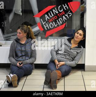 24 novembre 2011 - Albuquerque, NEW MEXICO, Stati Uniti - 112411.Carly Chiwiwi, destra, e Caley Mellott, sinistra, aspettano fuori da Forever 21 per la loro apertura di mezzanotte al Coronado Center, che ha dato il via allo shopping del Black Friday al negozio, 25 novembre 2011, ad Albuquerque, N.M. (immagine di credito: © Marla Brose/Albuquerque Journal/ZUMAPRESS.com) Foto Stock