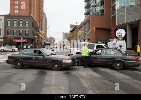 23 novembre 2011 - Toronto, Ontario, Canada - 9:00 - Toronto Police and media truck line Jarvis Street fuori Occupy Toronto's Encampment at St. James Park. All'inizio della giornata, la polizia ha trainato tutti i mezzi di comunicazione in un lotto vicino per far posto alle loro operazioni. Lo sfratto ha costretto la chiusura di strade per più giorni nella zona per tutto il giorno; il traffico si è fermato nel cuore della città. (Immagine di credito: © Chris Drost/ZUMAPRESS.com) Foto Stock