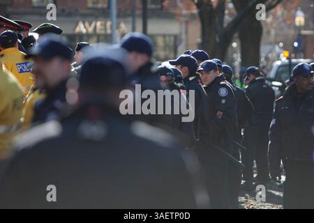 23 novembre 2011 - Toronto, Ontario, Canada - 12:00 - Una linea secondaria di ufficiali - tutti i mangoni sportivi ma senza scudi o caschi. Le tensioni continuano ad aumentare mentre la polizia di Toronto forma una linea fuori dalla cattedrale di St. James per consentire ai membri dell'unità di pubblica sicurezza della polizia di entrare e rimuovere diversi manifestanti che hanno continuato a resistere all'azione della polizia. (Immagine di credito: © Chris Drost/ZUMAPRESS.com) Foto Stock