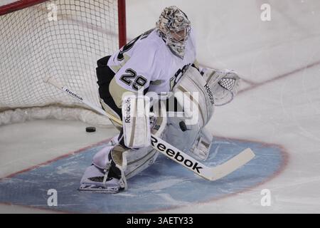 26 novembre 2011 - Montreal, Quebec, Canada - portiere dei Pittsburgh Penguins Marc-Andre Fleury (29) in riscaldamento prima della partita dei Montreal Canadiens contro il portiere dei Pittsburgh Penguins Marc-Andre Fleury (29) Penguins al Bell Center. (Immagine di credito: © Phillippe Champoux/Southcreek/ZUMAPRESS.com) Foto Stock