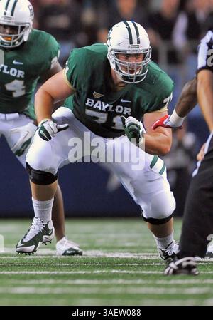 26 novembre 2011: . Il linesman offensivo dei Baylor Bears Cameron Kaufhold (71) in azione.durante la partita tra i Texas Tech Red Raiders e i Baylor Bears al Cowboy Stadium di Arlington Texas..Baylor vince 66-42..Manny Flores/CSM(Credit Image: © Manny Flores/Cal Sport Media/ZUMAPRESS.com) Foto Stock
