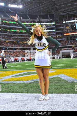 26 novembre 2011: . Baylor Bears Cheerleaders in azione durante la partita tra i Texas Tech Red Raiders e i Baylor Bears al Cowboy Stadium di Arlington Texas..Baylor vince 66-42..Manny Flores/CSM(Credit Image: Â© Manny Flores/Cal Sport Media/ZUMAPRESS.com) Foto Stock