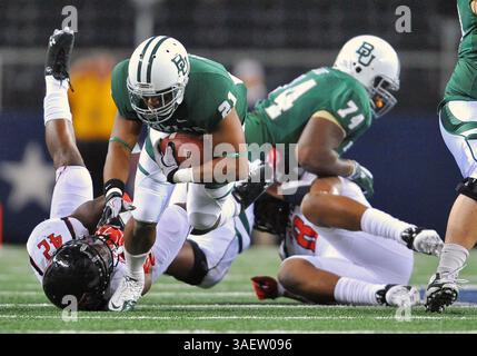 26 novembre 2011: . Il running back dei Baylor Bears Jarred Salubi (21) porta la palla.durante la partita tra i Texas Tech Red Raiders e i Baylor Bears al Cowboy Stadium di Arlington Texas..Baylor vince 66-42..Manny Flores/CSM(Credit Image: © Manny Flores/Cal Sport Media/ZUMAPRESS.com) Foto Stock