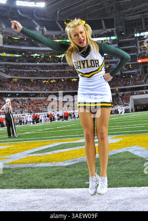 26 novembre 2011: . Baylor Bears Cheerleaders in azione durante la partita tra i Texas Tech Red Raiders e i Baylor Bears al Cowboy Stadium di Arlington Texas..Baylor vince 66-42..Manny Flores/CSM(Credit Image: Â© Manny Flores/Cal Sport Media/ZUMAPRESS.com) Foto Stock