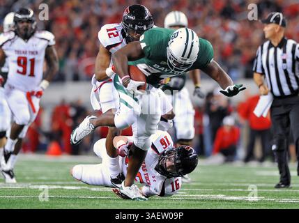 26 novembre 2011: . Il running back dei Baylor Bears Terrance Ganaway (24) porta la palla durante la partita tra i Texas Tech Red Raiders e i Baylor Bears al Cowboy Stadium di Arlington Texas..Baylor vince 66-42..Manny Flores/CSM(Credit Image: Â© Manny Flores/Cal Sport Media/ZUMAPRESS.com) Foto Stock