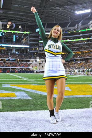 26 novembre 2011: . Baylor Bears Cheerleaders in azione durante la partita tra i Texas Tech Red Raiders e i Baylor Bears al Cowboy Stadium di Arlington Texas..Baylor vince 66-42..Manny Flores/CSM(Credit Image: Â© Manny Flores/Cal Sport Media/ZUMAPRESS.com) Foto Stock