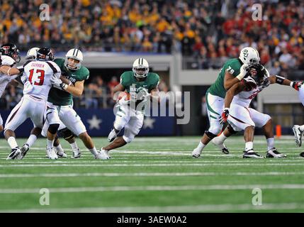 26 novembre 2011: . Il running back dei Baylor Bears Terrance Ganaway (24) porta la palla durante la partita tra i Texas Tech Red Raiders e i Baylor Bears al Cowboy Stadium di Arlington Texas..Baylor vince 66-42..Manny Flores/CSM(Credit Image: Â© Manny Flores/Cal Sport Media/ZUMAPRESS.com) Foto Stock