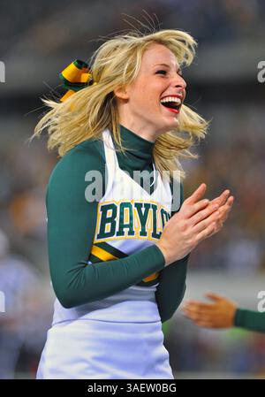 26 novembre 2011: . Baylor Bears Cheerleaders in azione durante la partita tra i Texas Tech Red Raiders e i Baylor Bears al Cowboy Stadium di Arlington Texas..Baylor vince 66-42..Manny Flores/CSM(Credit Image: Â© Manny Flores/Cal Sport Media/ZUMAPRESS.com) Foto Stock