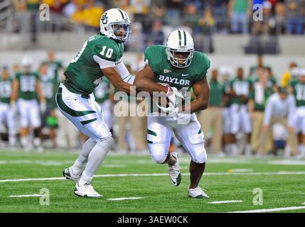 26 novembre 2011: . Il quarterback dei Baylor Bears Robert Griffin III (10) sgancia il running back dei Baylor Bears Terrance Ganaway (24) durante la partita tra i Texas Tech Red Raiders e i Baylor Bears al Cowboy Stadium di Arlington Texas..Baylor vince 66-42..Manny Flores/CSM(Credit Image: Â© Manny Flores/Cal Sport Media/ZUMAPRESS.com) Foto Stock