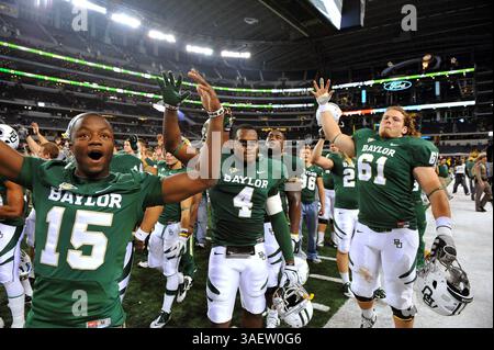 26 novembre 2011: . Il linebacker dei Baylor Bears Elliot Coffey (4) e il linesman offensivo dei Baylor Bears Tim Smith (61) festeggiano con i tifosi.dopo la partita tra i Texas Tech Red Raiders e i Baylor Bears al Cowboy Stadium di Arlington Texas..Baylor vince 66-42..Manny Flores/CSM(Credit Image: © Manny Flores/Cal Sport Media/ZUMAPRESS.com) Foto Stock