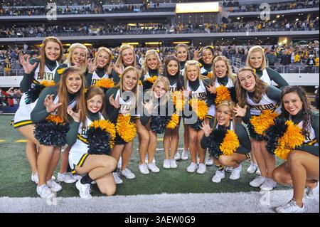 26 novembre 2011: . I Baylor Bears Cheerleaders posano dopo la partita tra i Texas Tech Red Raiders e i Baylor Bears al Cowboy Stadium di Arlington Texas.. Baylor vince 66-42..Manny Flores/CSM(Credit Image: © Manny Flores/Cal Sport Media/ZUMAPRESS.com) Foto Stock