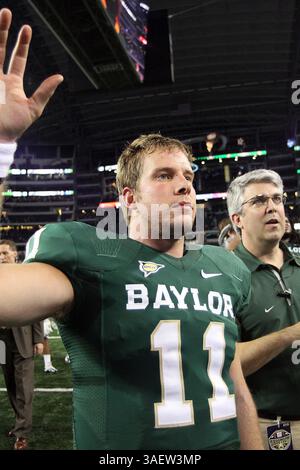 26 novembre 2011 - Arlington, Texas, Stati Uniti d'America - il quarterback dei Baylor Bears Nick Florence #11 ascolta la sua canzone da combattimento dei Baylor Bears dopo la partita tra i Texas Tech Red Raiders e i Baylor Bears al Cowboys Stadium di Arlington, Texas. Baylor ha battuto Texas Tech in una sparatoria 66-42. (Immagine di credito: © Matt Pearce/Southcreek/ZUMAPRESS.com) Foto Stock