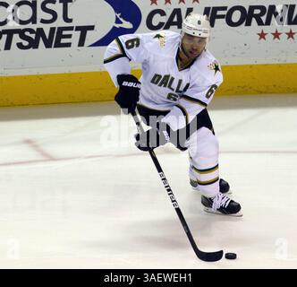 8 dicembre 2011: Dallas interpreta Trevor Daley (6) durante la partita contro i San Jose Sharks. Gli squali battono le stelle 5-2 all'HP Pavillion di San Jose, CALIFORNIA. (Immagine di credito: © William Mancebo/Cal Sport Media/ZUMAPRESS.com) Foto Stock