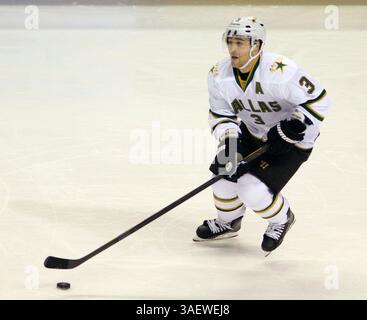 8 dicembre 2011: Dallas vede Stephane Robidas (3) nella partita contro i San Jose Sharks. Gli squali battono le stelle 5-2 all'HP Pavillion di San Jose, CALIFORNIA. (Immagine di credito: © William Mancebo/Cal Sport Media/ZUMAPRESS.com) Foto Stock