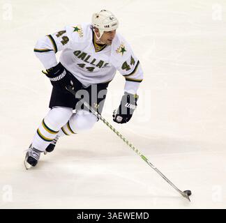8 dicembre 2011: Dallas interpreta Sheldon Souray (44) durante la partita contro i San Jose Sharks. Gli squali battono le stelle 5-2 all'HP Pavillion di San Jose, CALIFORNIA. (Immagine di credito: © William Mancebo/Cal Sport Media/ZUMAPRESS.com) Foto Stock