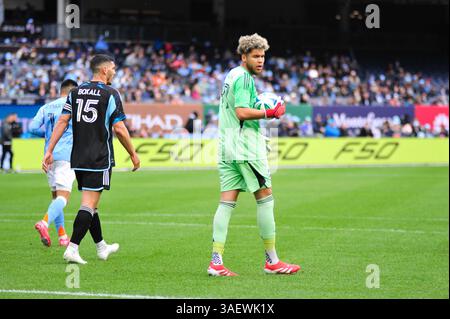 Bronx, Stati Uniti. 6 aprile 2025. Portiere del Minnesota Dayne St. Clair (97) allo Yankee Stadium durante la partita di domenica. Il New York City FC ha ospitato il Minnesota United FC nella Major League Soccer domenica 6 aprile 2025. New York cadde in mano al Minnesota 1-2 alla fine del regolamento. (Foto di Jess Stiles/Sipa USA) credito: SIPA USA/Alamy Live News Foto Stock