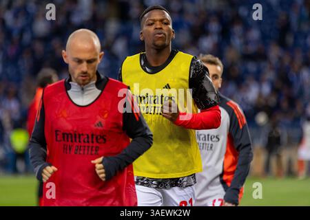 Porto, Portogallo. 6 aprile 2025. Florentino Luís della SL Benfica si scalda prima della partita Betclic della Liga Portugal tra FC Porto e SL Benfica all'Estadio do Dragao. Punteggio finale; FC Porto 1:4 SL Benfica (foto di Diogo Baptista/SOPA Images/Sipa USA) credito: SIPA USA/Alamy Live News Foto Stock