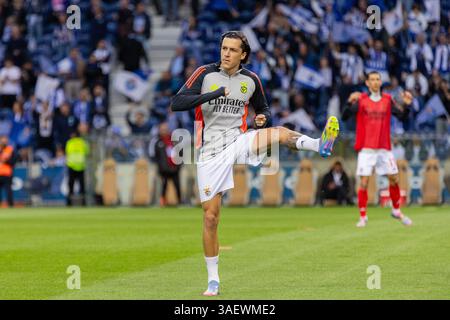 Porto, Portogallo. 6 aprile 2025. Il Álvaro Carreras della SL Benfica si scalda prima della partita Betclic della Liga Portugal tra FC Porto e SL Benfica all'Estadio do Dragao. Punteggio finale; FC Porto 1:4 SL Benfica (foto di Diogo Baptista/SOPA Images/Sipa USA) credito: SIPA USA/Alamy Live News Foto Stock
