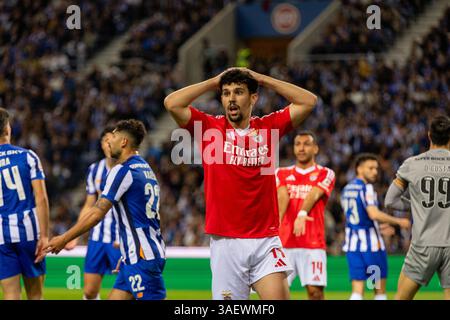 Porto, Portogallo. 6 aprile 2025. Tomas Araujo della SL Benfica reagisce durante la partita Betclic della Liga Portugal tra FC Porto e SL Benfica all'Estadio do Dragao. Punteggio finale; FC Porto 1:4 SL Benfica (foto di Diogo Baptista/SOPA Images/Sipa USA) credito: SIPA USA/Alamy Live News Foto Stock