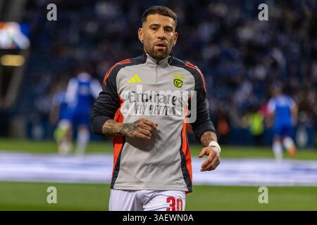 Porto, Portogallo. 6 aprile 2025. Nicolás Otamendi della SL Benfica si scalda prima della partita Betclic della Liga Portugal tra FC Porto e SL Benfica all'Estadio do Dragao. Punteggio finale; FC Porto 1:4 SL Benfica credito: SOPA Images Limited/Alamy Live News Foto Stock