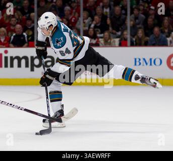 11 dicembre 2011: Chicago, il. Shark Jamie McGinn n. 64 in azione durante la partita NHL tra i Chicago Blackhawks e i San Jose Sharks allo United Center di Chicago, Illinois. (Immagine di credito: © Mike Wulf/Cal Sport Media/ZUMAPRESS.com) Foto Stock