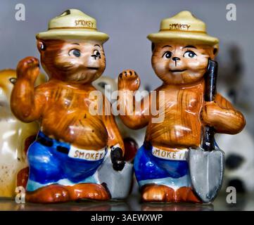 12 dicembre 2011 - Traer, Iowa, Stati Uniti - Vigili del fuoco, shaker di sale e pepe a tema Orso fumo, esposti presso la Traer Salt & Pepper Shaker Gallery. Con oltre 16.000 articoli esposti o conservati, la galleria vanta la seconda collezione di agitatori per sale e pepe più grande al mondo. Iniziata nel 1946 dalla residente di Traer Ruth Rasmussen, la collezione contiene esempi di Shawnee, Rosemeade, Black American, nodders, huggers, baci, minis, nister, longboy, tallboy, set di condimenti e molti altri tipi di agitatori in porcellana, vetro, ceramica, metallo, plastica e lana Foto Stock