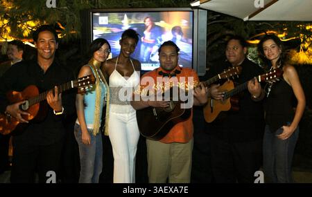 3 febbraio 2005; Century City, CA, USA; i finalisti di SPORTS Illustrated Swimsuit Model Search posano per una foto mentre guardano l'episodio n. 5 e l'eliminazione finale su Bora Bora con giudice di spettacolo e SPORTS ILLUSTRATED Swimsuit ÒHall di FamerÓ Roshumba a un ÒViewing PartyÓ di Los Angeles tenuto da Starwood Tahiti, Tahiti Tourism e Air Tahiti Nui. L'America è stata quindi invitata a votare sia per Shannon che per Alicia per vincere un contratto da 1 milione di dollari con LE PROSSIME MODELLE e una diffusione nel numero si Swimsuit di quest'anno. Il vincitore verrà annunciato nel finale dello show, in onda mercoledì prossimo 9 febbraio. . (Credito immag Foto Stock