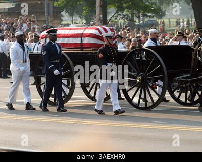 09 giugno 2004; Washington, DC, USA; i membri dell'esercito degli Stati Uniti scortano il barone dell'ex presidente Ronald Reagan lungo Constituion Ave. fino al Campidoglio degli Stati Uniti. . (Immagine di credito: James Berglie/ZUMAPRESS.com) Foto Stock