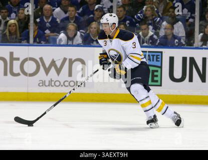 NHL Hockey-Fri, 13 gennaio 2012, il difensore dei Buffalo Sabres Jordan Leopold #3 prende il puck-up di ghiaccio durante il primo periodo di azione nell'NHL Hockey Game tra i Toronto Maple Leafs @ Buffalo Sabres al First Niagara Center di Buffalo NY. (Immagine di credito: © Nick Loverde/Cal Sport Media/ZUMAPRESS.com) Foto Stock