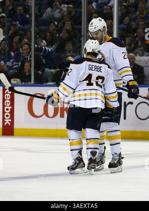 NHL Hockey-Fri, 13 gennaio 2012, Nathan Gerbe #43 di Buffalo parla della strategia con l'ala Paul Gaustad #28 durante il primo periodo di azione nell'NHL Hockey Game tra i Toronto Maple Leafs @ Buffalo Sabres al First Niagara Center di Buffalo NY. (Immagine di credito: © Nick Loverde/Cal Sport Media/ZUMAPRESS.com) Foto Stock