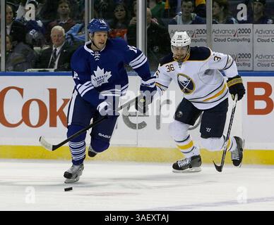 NHL Hockey-Fri, 13 gennaio 2012, Tim Connolly #12 di Toronto pattina davanti a Buffalo's Pat Kaleta #36ndurante il primo periodo di azione nella NHL Hockey Game tra i Toronto Maple Leafs @ Buffalo Sabres al First Niagara Center di Buffalo NY. (Immagine di credito: © Nick Loverde/Cal Sport Media/ZUMAPRESS.com) Foto Stock