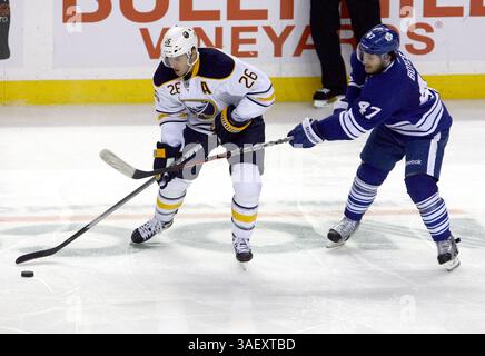NHL Hockey-Fri, 13 gennaio 2012, Thomas Vanek #26 di Buffalo sguardi per superare i Darryl Boyce #47 di Toronto durante il terzo periodo di azione dell'NHL Hockey Game tra i Toronto Maple Leafs @ Buffalo Sabres al First Niagara Center di Buffalo NY. (Immagine di credito: © Nick Loverde/Cal Sport Media/ZUMAPRESS.com) Foto Stock