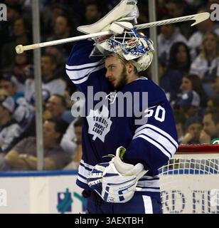 NHL Hockey-Fri, 13 gennaio 2012, Jonas Gustavsson #50 di Toronto si prepara per un faceoff durante il secondo periodo di azione nell'NHL Hockey Game tra i Toronto Maple Leafs @ Buffalo Sabres al First Niagara Center di Buffalo NY. (Immagine di credito: © Nick Loverde/Cal Sport Media/ZUMAPRESS.com) Foto Stock