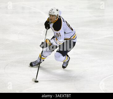 NHL Hockey-Fri, 13 gennaio 2012, il difensore dei Buffalo Rookie Brayden McNabb #81 porta il puck durante il terzo periodo di azione nella NHL Hockey Game tra i Toronto Maple Leafs @ Buffalo Sabres al First Niagara Center di Buffalo NY. (Immagine di credito: © Nick Loverde/Cal Sport Media/ZUMAPRESS.com) Foto Stock