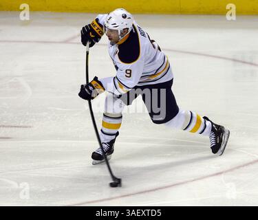 NHL Hockey-Fri, 13 gennaio 2012, Derek Roy dei Buffalo Sabres spara un colpo durante il terzo periodo di azione nella NHL Hockey Game tra i Toronto Maple Leafs @ Buffalo Sabres al First Niagara Center di Buffalo NY. (Immagine di credito: © Nick Loverde/Cal Sport Media/ZUMAPRESS.com) Foto Stock