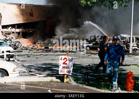 Aprile 2015 - file - il 19 aprile 1995, un'esplosione di camion-bomba fuori dall'Alfred P. Murrah Federal Building a Oklahoma City, Oklahoma, ha causato 168 morti e centinaia di feriti. L'esplosione fu scatenata dal militante anti-governo Timothy McVeigh, che nel 2001 fu giustiziato per i suoi crimini. Il suo co-cospiratore Terry Nichols è stato condannato a vita in prigione. Nella foto - 19 aprile 1995 - Oklahoma City, Oklahoma, U. S - bruciare auto e distruggere fuori dall'edificio Murrah. (Immagine di credito: © Charles Porter IV/ZUMAPRESS.com) Foto Stock