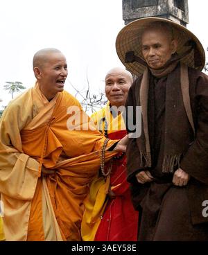 27 febbraio 2005; Hue, Vietnam; il Venerabile Maestro Zen THICH NHAT HANH visita la pagoda Thien Mu. Hanh, 79 anni, torna in Vietnam dopo che un divieto di 40 anni (posto nel 1966) è stato revocato. Hanh è un rispettato poeta, studioso e attivista per la pace e i diritti umani. Foto Stock