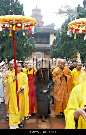 27 febbraio 2005; Hue, Vietnam; il Venerabile Maestro Zen THICH NHAT HANH visita la pagoda Thien Mu. Hanh, 79 anni, torna in Vietnam dopo che un divieto di 40 anni (posto nel 1966) è stato revocato. Hanh è un rispettato poeta, studioso e attivista per la pace e i diritti umani. Foto Stock