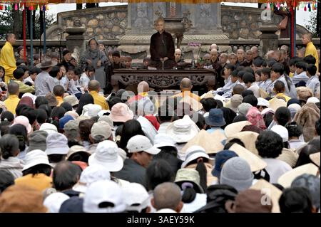 27 febbraio 2005; Hue, Vietnam; il Venerabile Maestro Zen THICH NHAT HANH parla con una folla impaziente alla pagoda Thien Mu. Hanh, 79 anni, torna in Vietnam dopo che un divieto di 40 anni (posto nel 1966) è stato revocato. Hanh è un rispettato poeta, studioso e attivista per la pace e i diritti umani. Foto Stock
